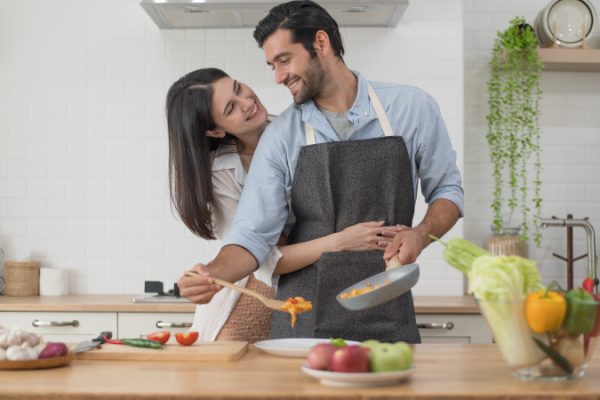Cocinar en pareja: ideas románticas y beneficios de compartir la cocina - Girasol