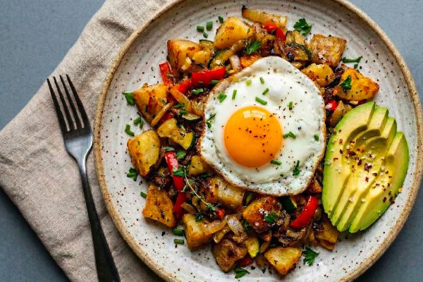 Huevo con Hash de Papa y Vegetales con Margarina Girasol